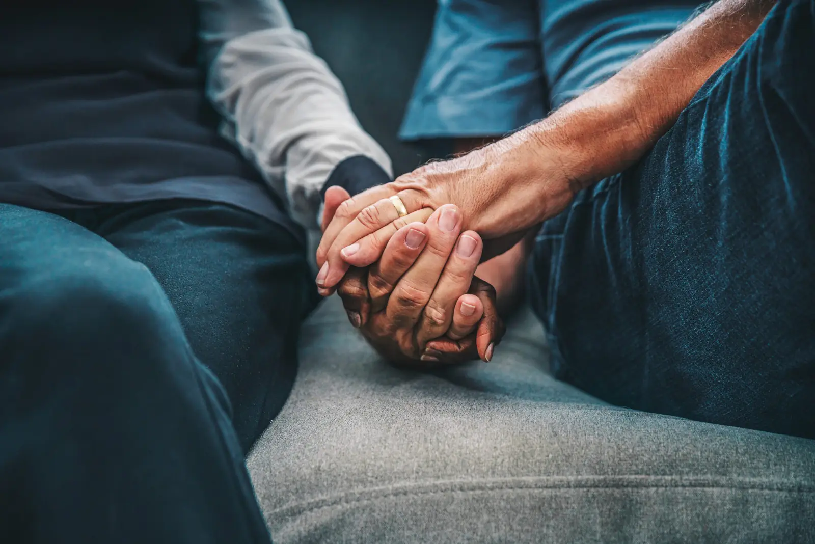 Hände einer Seniorin werden gehalten – Seniorenbetreuung in Duisburg